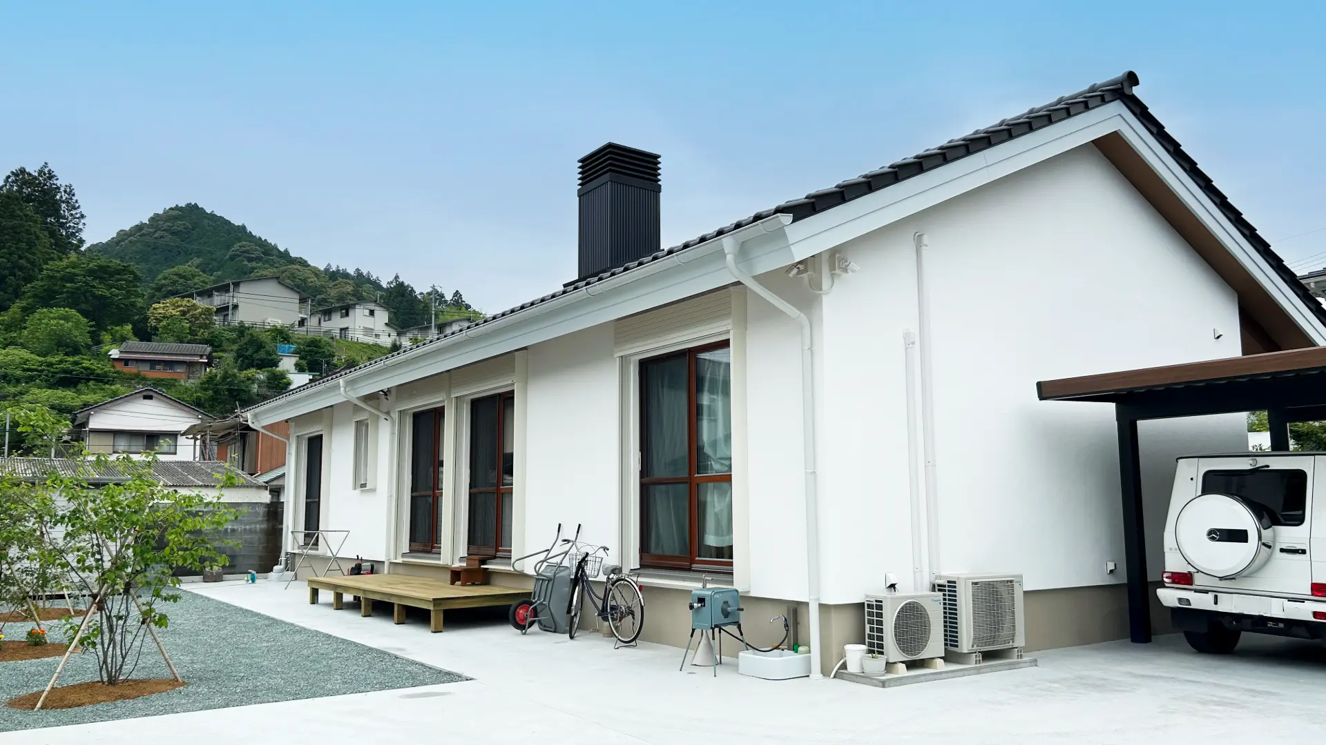 瓦屋根と木のリズムが美しい、風景になじむ平屋の住まい